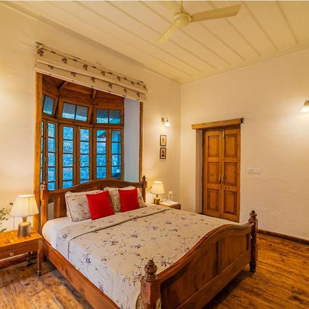 Stayvista At Paris Villa With Pvt Pool & Valley View Kasauli Eksteriør billede