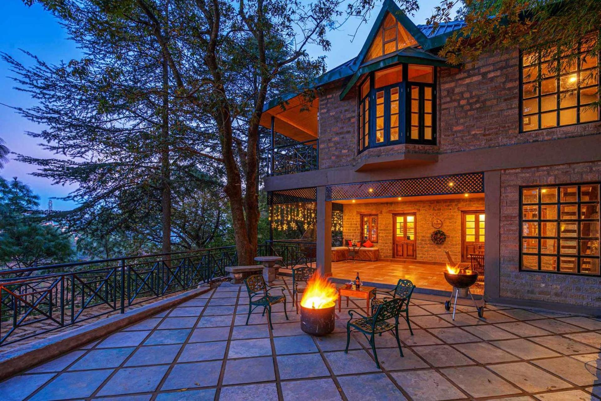 Stayvista At Paris Villa With Pvt Pool & Valley View Kasauli Eksteriør billede