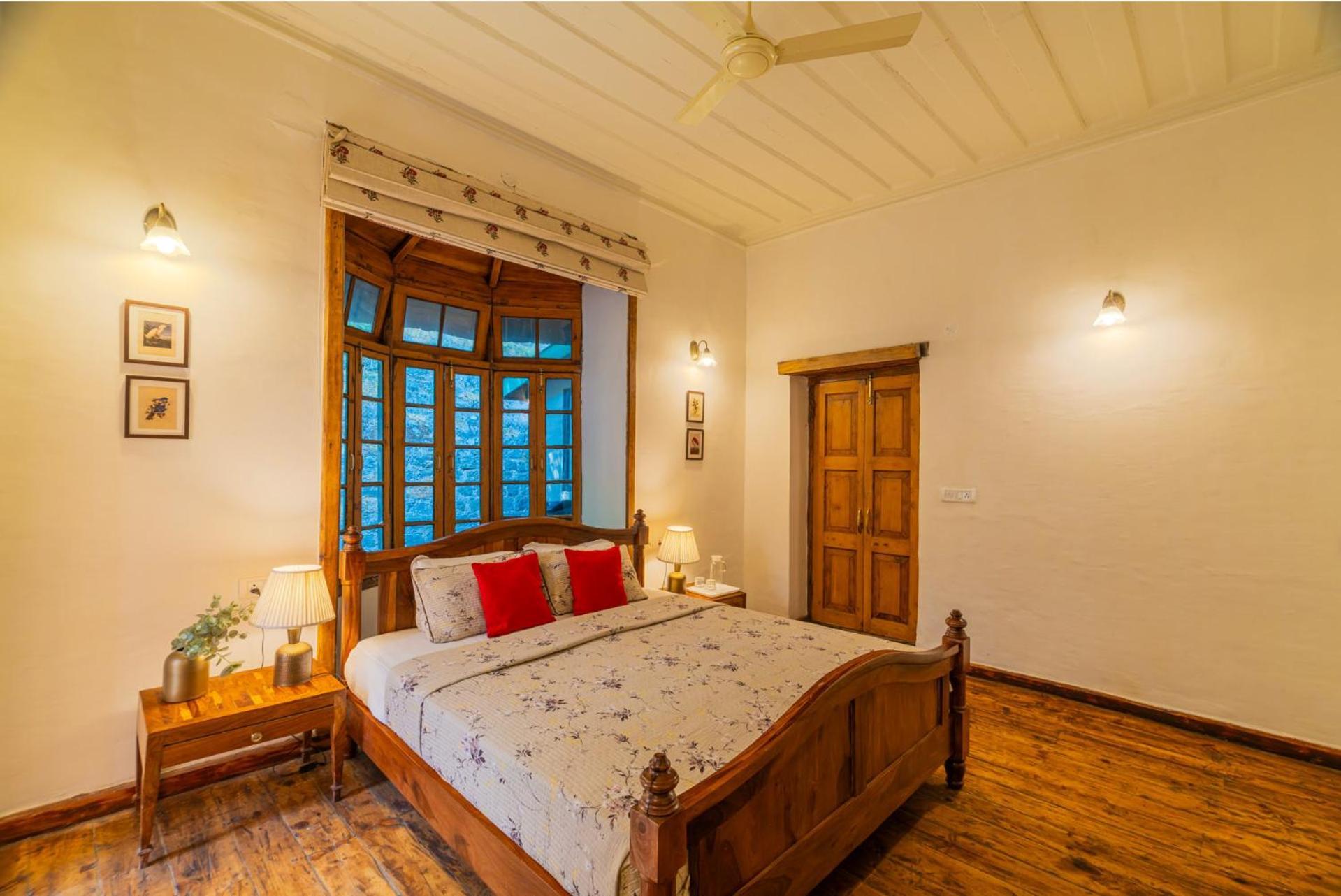 Stayvista At Paris Villa With Pvt Pool & Valley View Kasauli Eksteriør billede