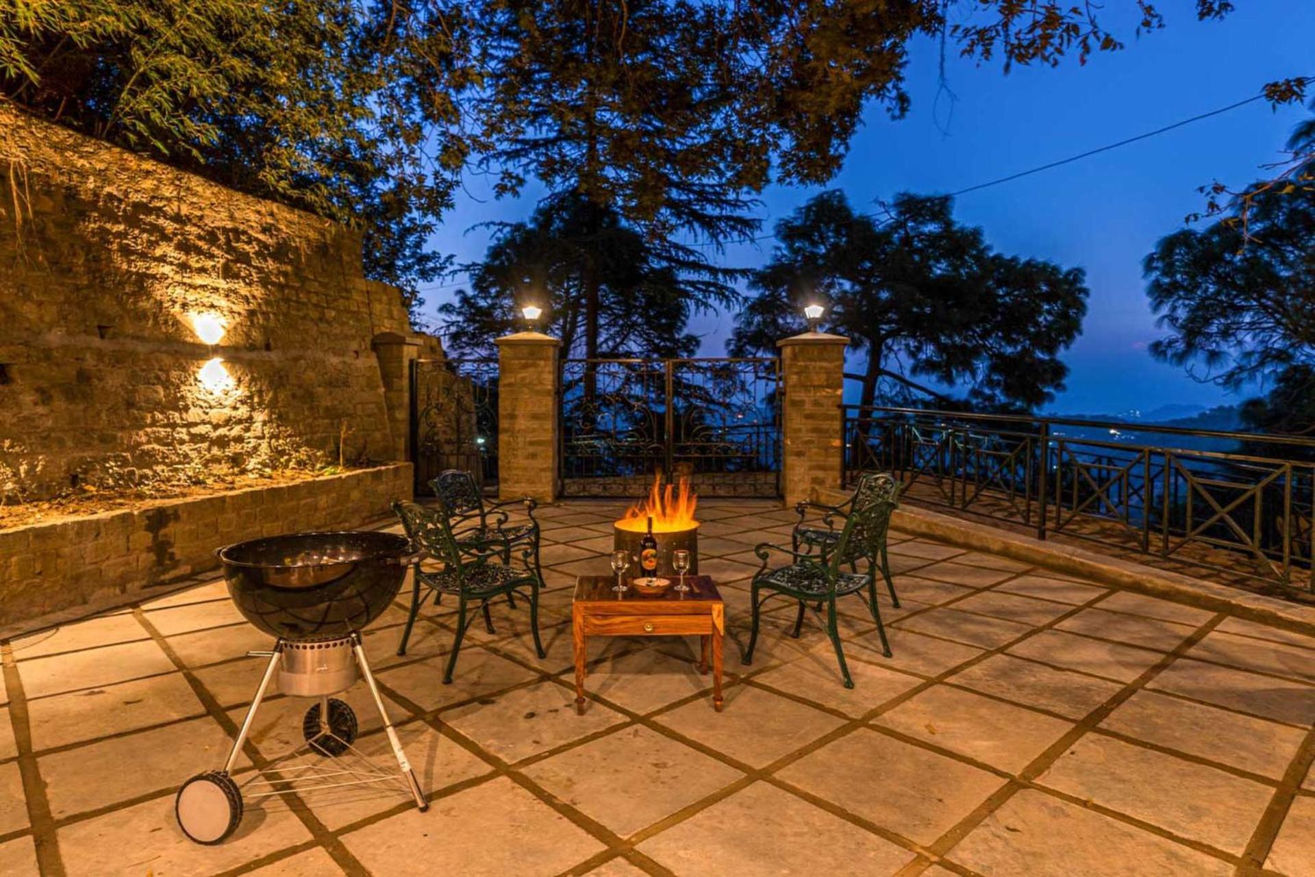 Stayvista At Paris Villa With Pvt Pool & Valley View Kasauli Eksteriør billede