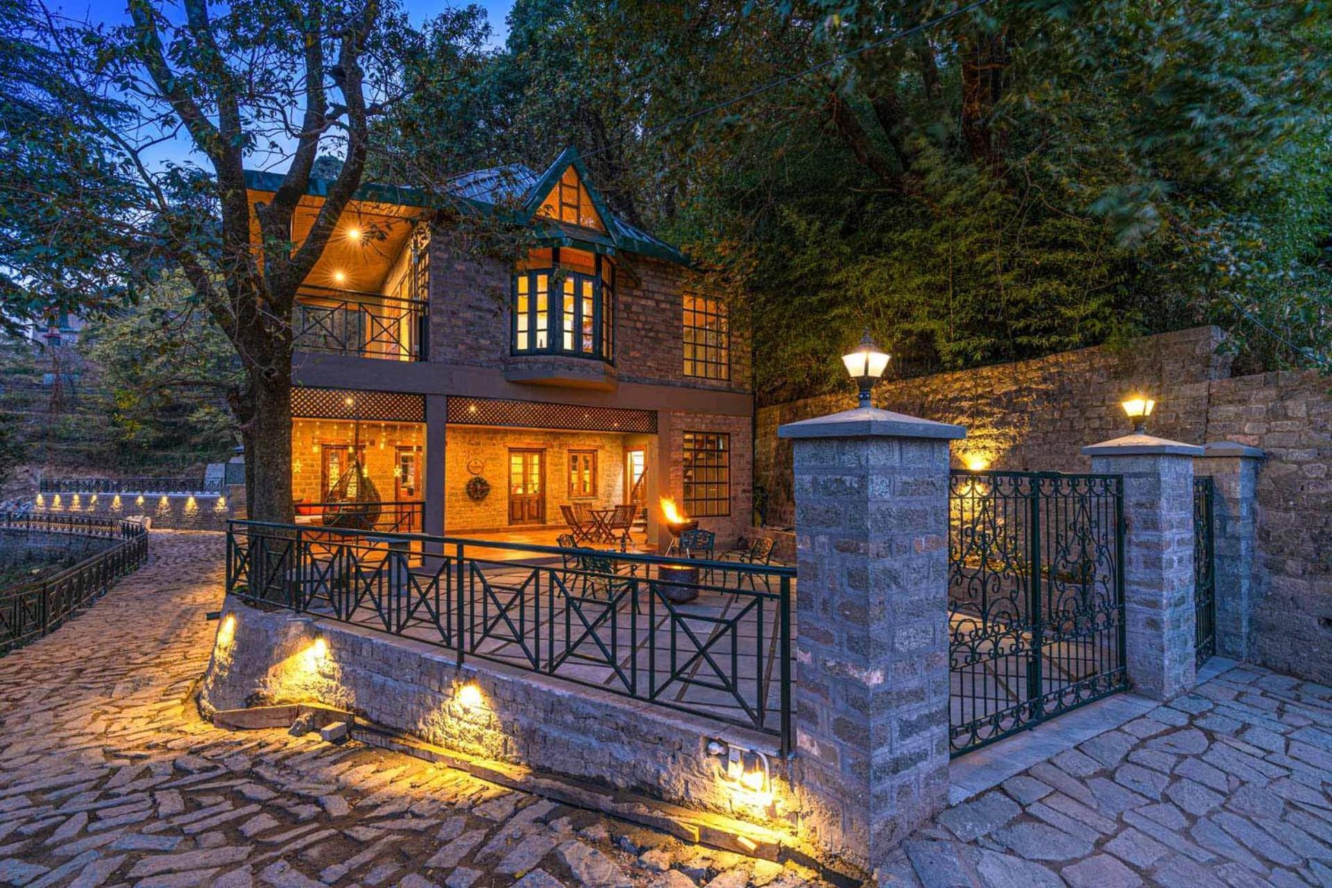 Stayvista At Paris Villa With Pvt Pool & Valley View Kasauli Eksteriør billede