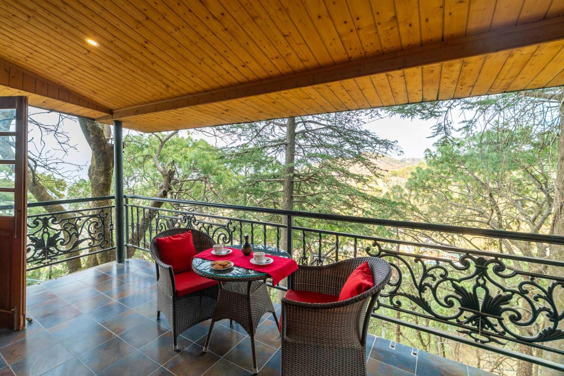 Stayvista At Paris Villa With Pvt Pool & Valley View Kasauli Eksteriør billede