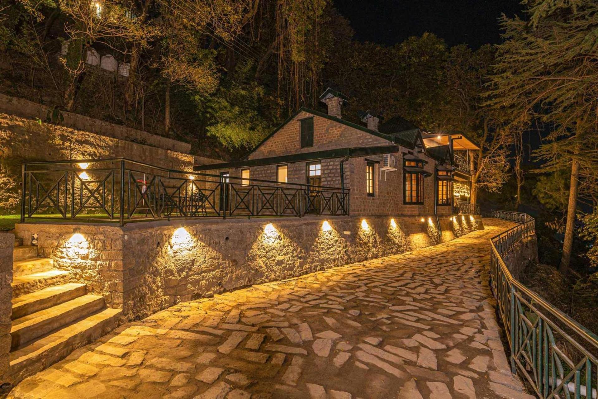 Stayvista At Paris Villa With Pvt Pool & Valley View Kasauli Eksteriør billede